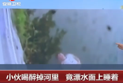 印度老哥被当成浮尸在水里漂了5个小时 捞起来后发现他...