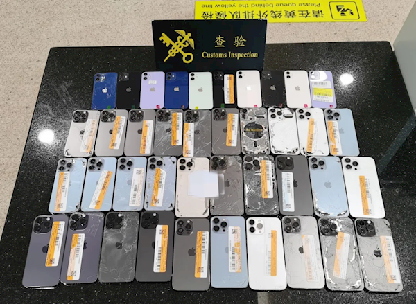 海关查获2人身缠74台iPhone入境：全是“洋垃圾”