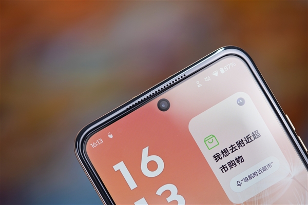 4英寸超大无界外屏 小折叠moto razr 50 Ultra图赏