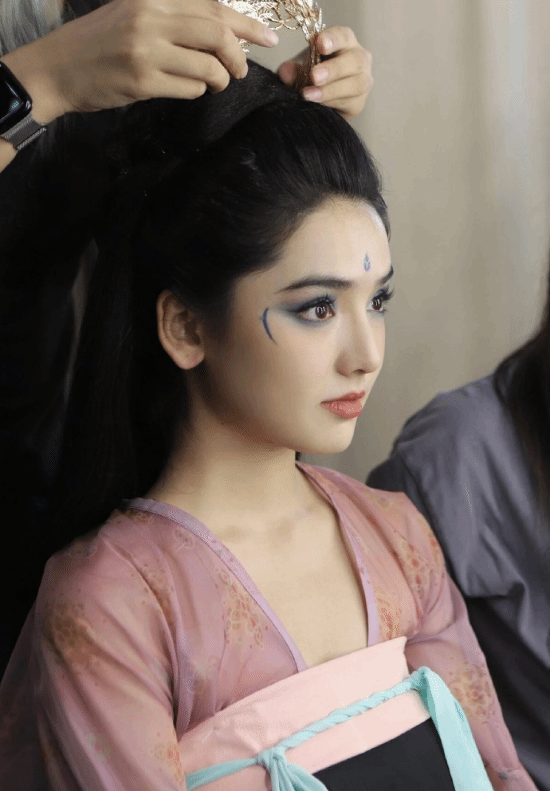 《黑神话》蜘蛛精二姐再发COS照：明媚大气 温婉如玉