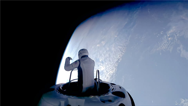 SpaceX再创历史 人类首次商业太空行走成功