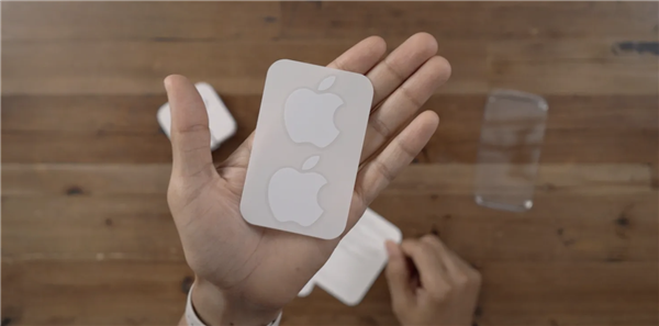 iPhone不送充电器、数据线、耳机后！苹果连贴纸也取消：为保护环境