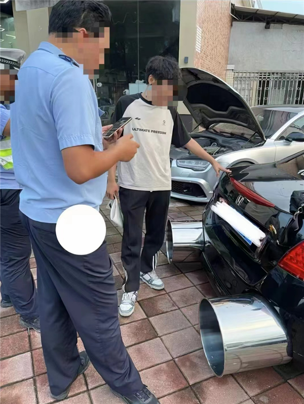 男子爆改本田:双出排气筒比烟囱还粗