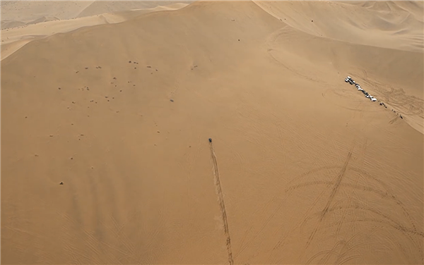 开电车耍沙漠太好玩了!极氪001成功直拔40层楼高深坑