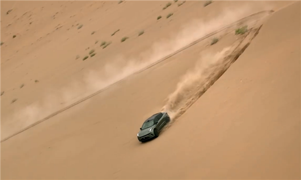 开电车耍沙漠太好玩了!极氪001成功直拔40层楼高深坑