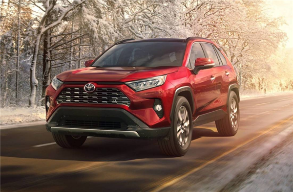 丰田SUV、五菱迷你电车为抢道 互相别车结果后者被顶翻：官方回应