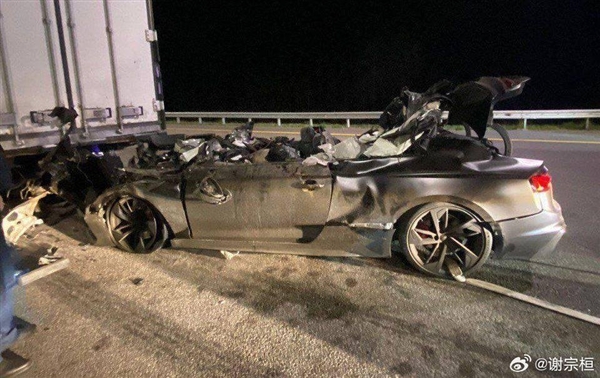 奥迪RS5路上狂飙超300km/h:结果追尾大货车 车顶被削飞