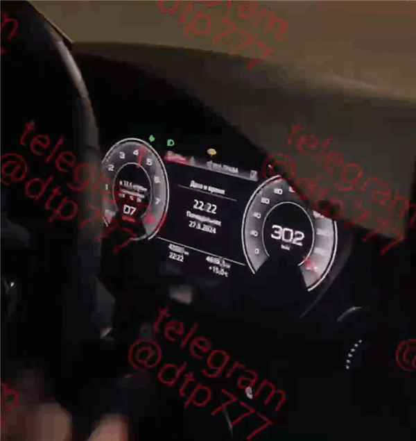 奥迪RS5路上狂飙超300km/h:结果追尾大货车 车顶被削飞