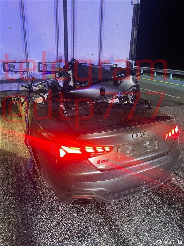 奥迪RS5路上狂飙超300km/h:结果追尾大货车 车顶被削飞