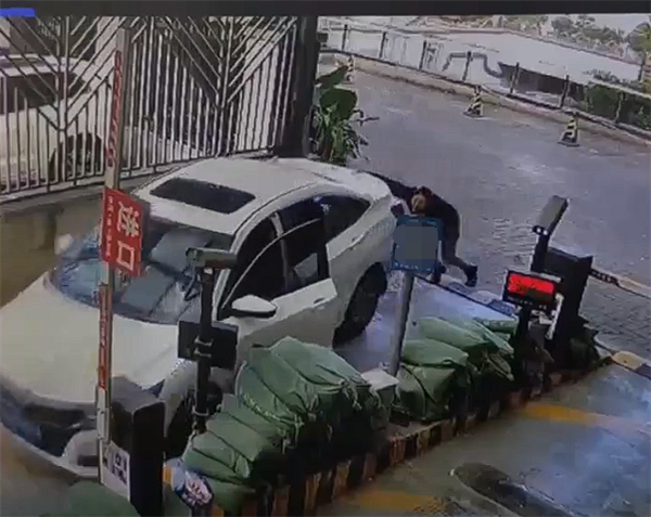 肝脏破裂肋骨骨折!男子被自己开的叉车碾压忍痛爬起将车熄火