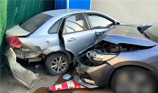 一日产轩逸未减速直接撞车 司机:矿泉水瓶卡住刹车了