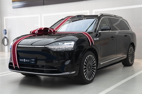 华为何刚喜提问界M9大五座版!网友点赞:应该让余承东来交车