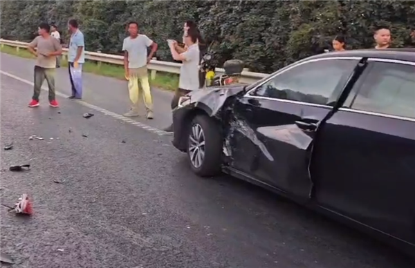 网红女骑士石膏发生车祸身亡：速度飞快撞上汇入主路汽车