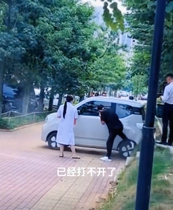 车主下车忘熄火电车失控不停倒车:持续1个多小时电量耗尽才停下来