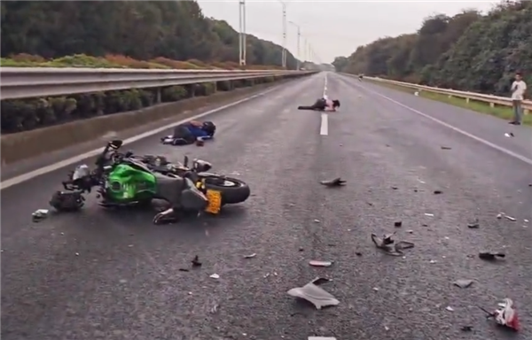 网红女骑士石膏发生车祸身亡：速度飞快撞上汇入主路汽车