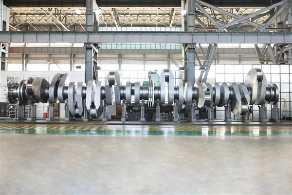 打破国外垄断!全球最大24000TEU甲醇双燃料动力集装箱船用曲轴下线