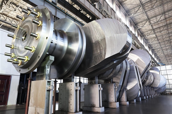 打破国外垄断!全球最大24000TEU甲醇双燃料动力集装箱船用曲轴下线