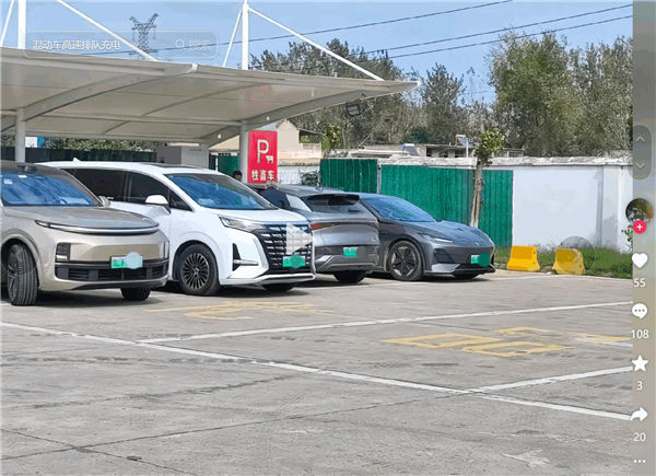 解决电车充电排队问题!江苏高速服务区用上移动充电车+充电机器人