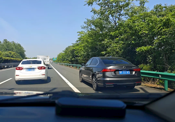 超15000台车违法占用应急车道被举报:生命通道不可滥用