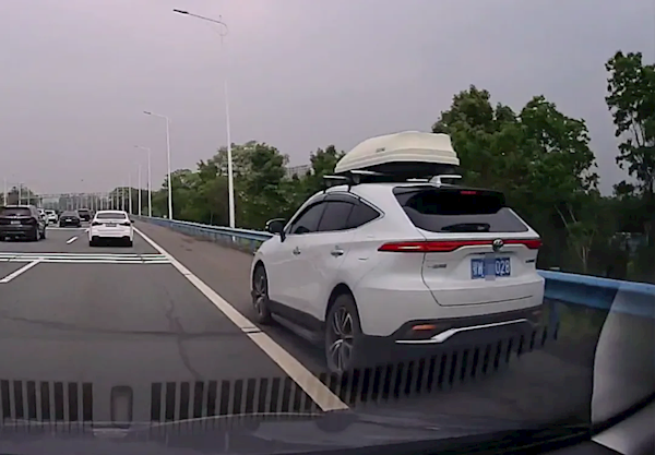 超15000台车违法占用应急车道被举报:生命通道不可滥用