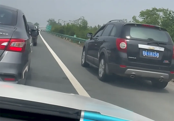 超15000台车违法占用应急车道被举报:生命通道不可滥用