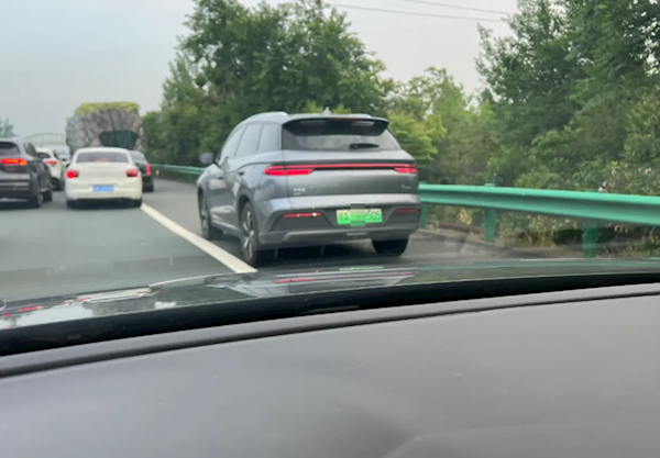 超15000台车违法占用应急车道被举报:生命通道不可滥用