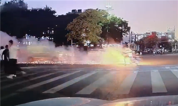 骑车途中电瓶车突发自燃:男子浑身是火翻滚逃命