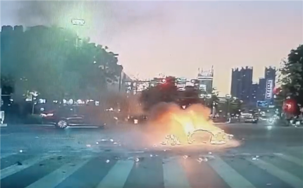 骑车途中电瓶车突发自燃:男子浑身是火翻滚逃命