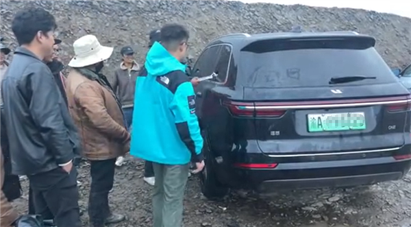 手机没信号无法开车门女子无奈砸窗:挑来挑去挑了块最贵的