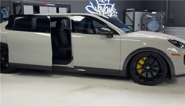 扎克伯格送给妻子一辆加长版保时捷卡宴:还带侧滑门