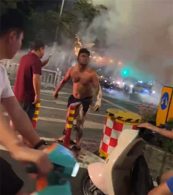 骑车途中电瓶车突发自燃:男子浑身是火翻滚逃命