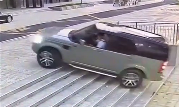 有路不走硬上台阶致损坏:路虎发现司机被索赔2万多