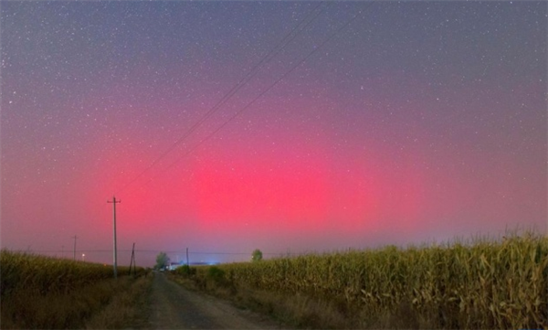 黑龙江佳木斯出现极光:绚丽红光点亮天空