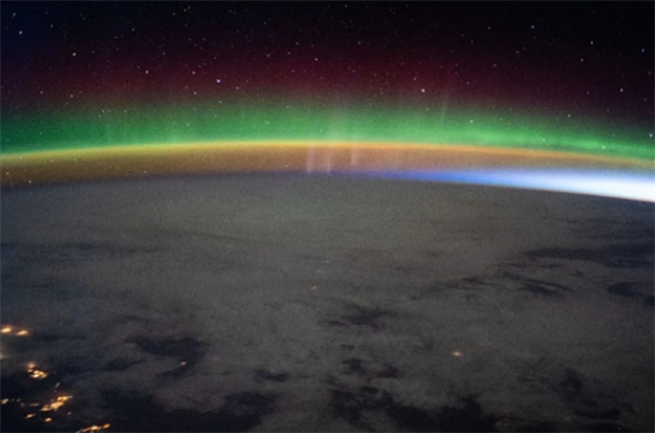 黑龙江佳木斯出现极光:绚丽红光点亮天空