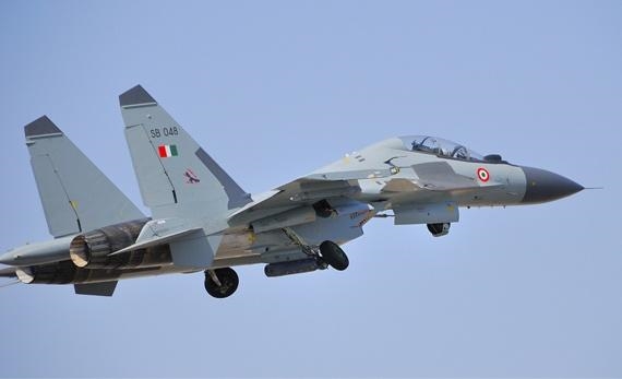 为看苏-30MKI、孔雀直升机：印度航展至少140万人涌入现场 结果发生踩踏