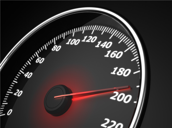 男子驾特斯拉把市区道路当赛道:一路狂飙时速超200km/h