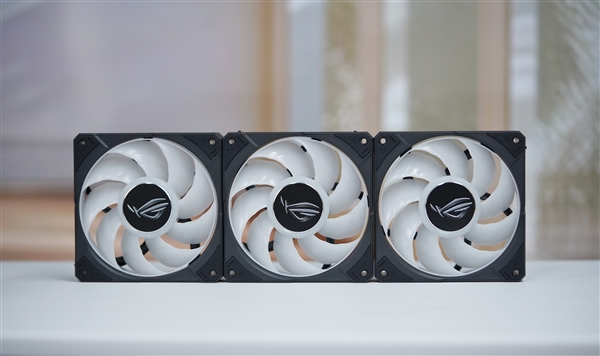 3.5英寸大屏可播动画 华硕ROG龙神三代360 ARGB水冷散热图赏