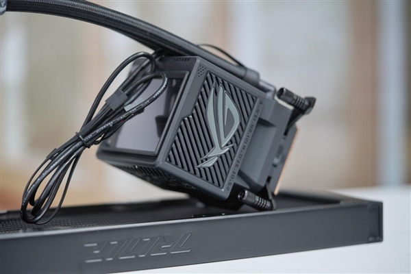 3.5英寸大屏可播动画 华硕ROG龙神三代360 ARGB水冷散热图赏