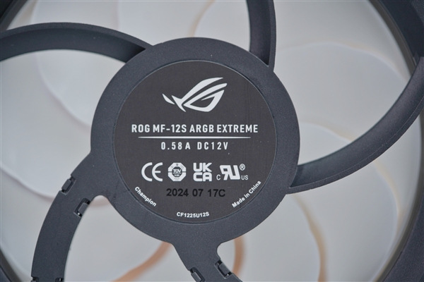 3.5英寸大屏可播动画 华硕ROG龙神三代360 ARGB水冷散热图赏