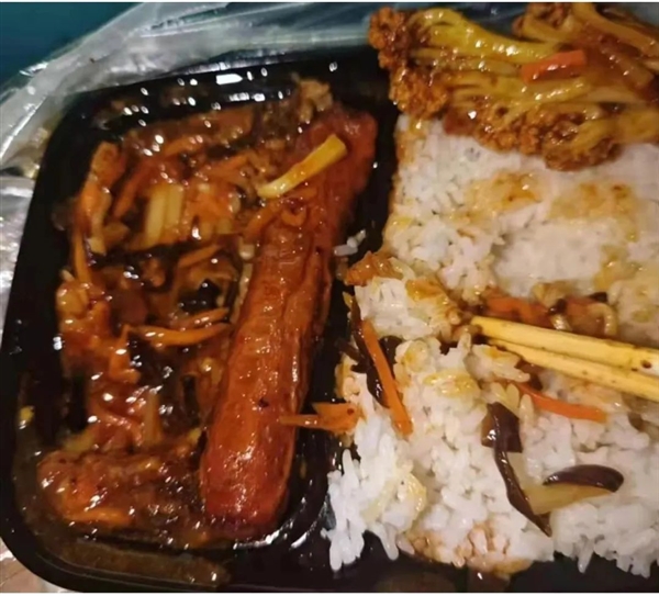 大学生点15元外卖实物与照片不符:起诉商家获赔500元!