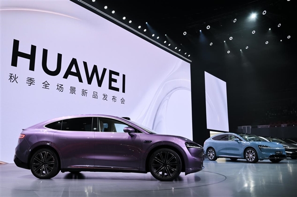 特斯拉Model Y迎来最强挑战者!智界R7上市14天大定突破2万台