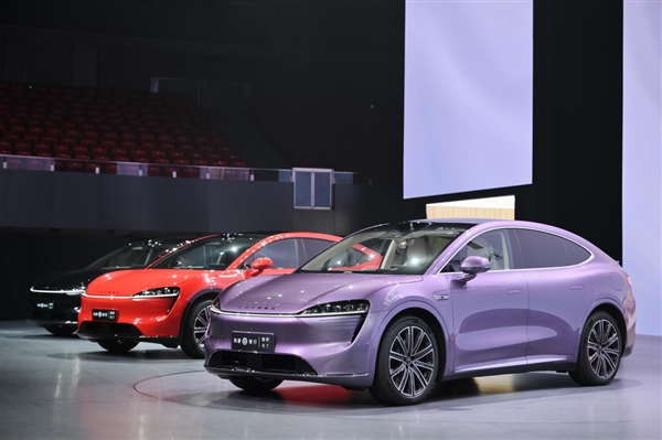 特斯拉Model Y迎来最强挑战者!智界R7上市14天大定突破2万台