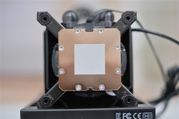 3.5英寸大屏可播动画 华硕ROG龙神三代360 ARGB水冷散热图赏