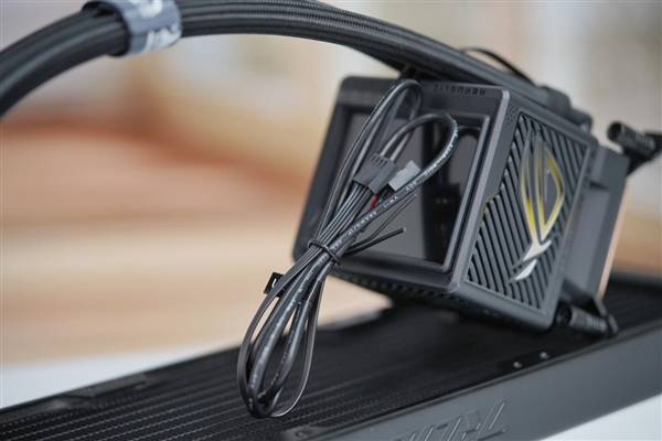 3.5英寸大屏可播动画 华硕ROG龙神三代360 ARGB水冷散热图赏