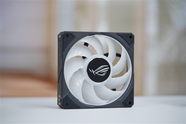 3.5英寸大屏可播动画 华硕ROG龙神三代360 ARGB水冷散热图赏