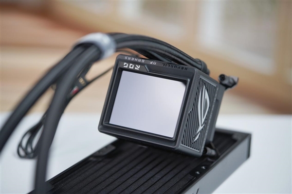 3.5英寸大屏可播动画 华硕ROG龙神三代360 ARGB水冷散热图赏