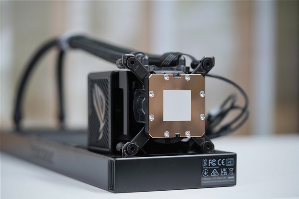 3.5英寸大屏可播动画 华硕ROG龙神三代360 ARGB水冷散热图赏