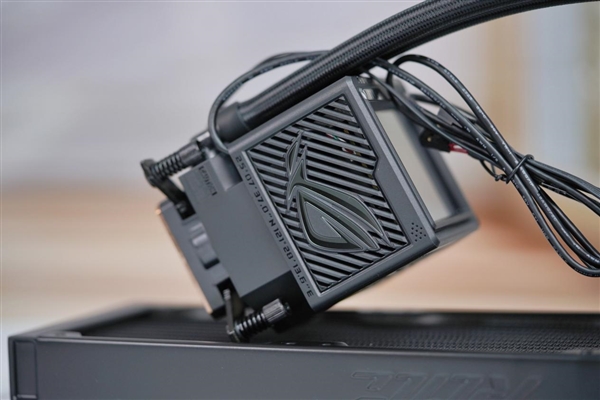 3.5英寸大屏可播动画 华硕ROG龙神三代360 ARGB水冷散热图赏