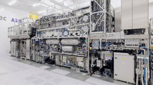 25亿一台!英特尔搞定2台史上最先进光刻机安装:曾展示内部画面不怕偷师