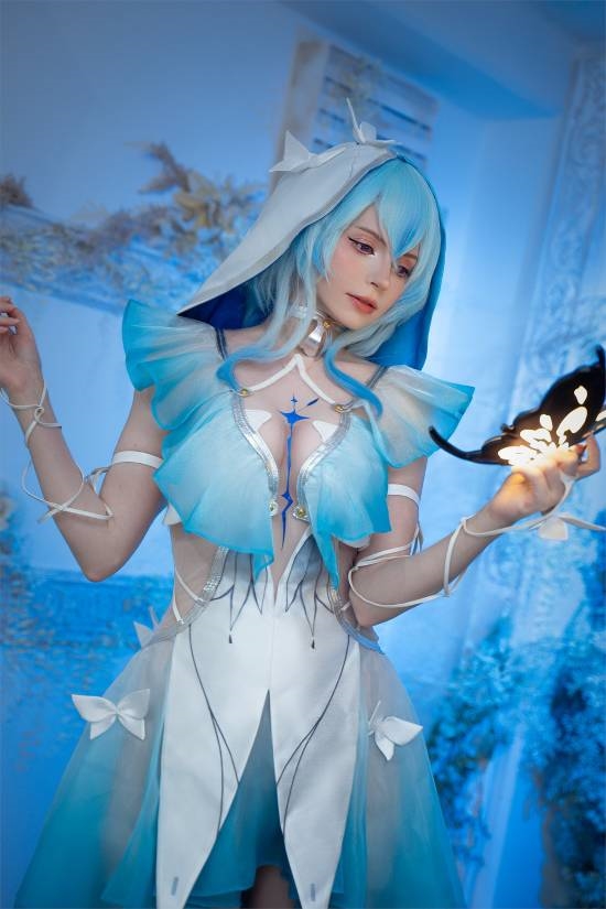 碍事梨体模《鸣潮》COS:守岸人神秘清冷 洁白无瑕